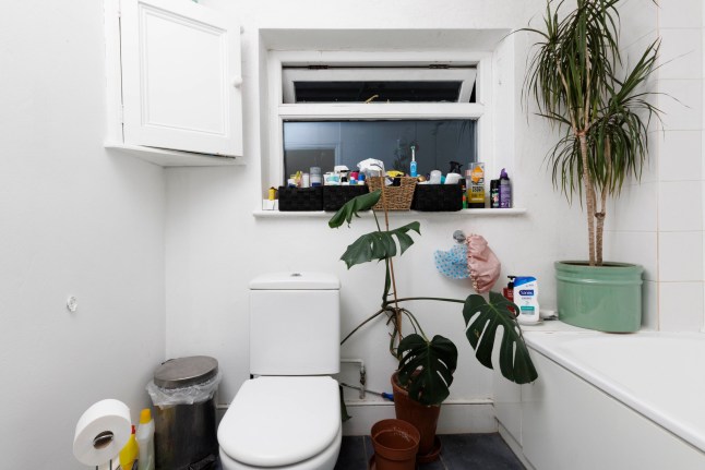 What I Rent - Archway. 18 Parolles Road N19 3RD Lilliane Teachen Pictured: Upstairs bathroom. (C) Belinda Jiao 07598931257 jiao.bilin@gmail.com