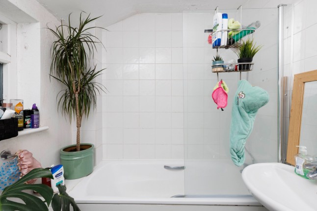 What I Rent - Archway. 18 Parolles Road N19 3RD Lilliane Teachen Pictured: Upstairs bathroom. (C) Belinda Jiao 07598931257 jiao.bilin@gmail.com