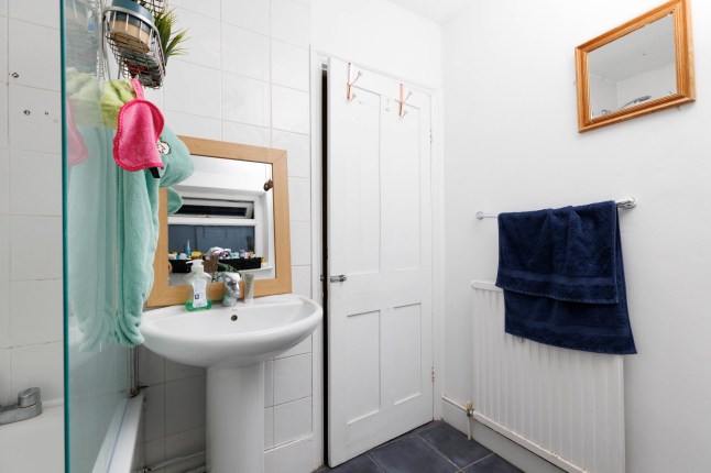What I Rent - Archway. 18 Parolles Road N19 3RD Lilliane Teachen Pictured: Upstairs bathroom. (C) Belinda Jiao 07598931257 jiao.bilin@gmail.com
