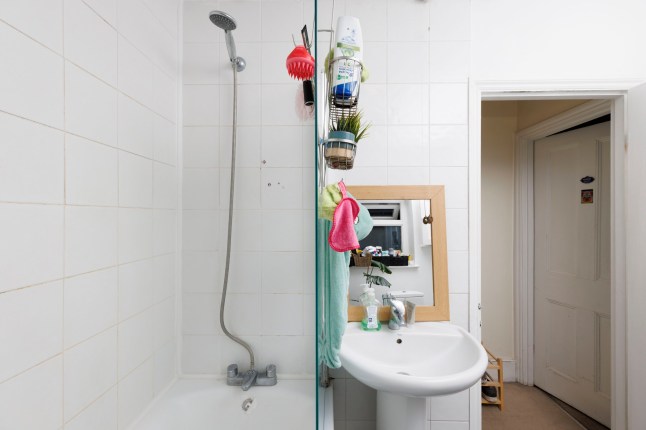 What I Rent - Archway. 18 Parolles Road N19 3RD Lilliane Teachen Pictured: Upstairs bathroom. (C) Belinda Jiao 07598931257 jiao.bilin@gmail.com