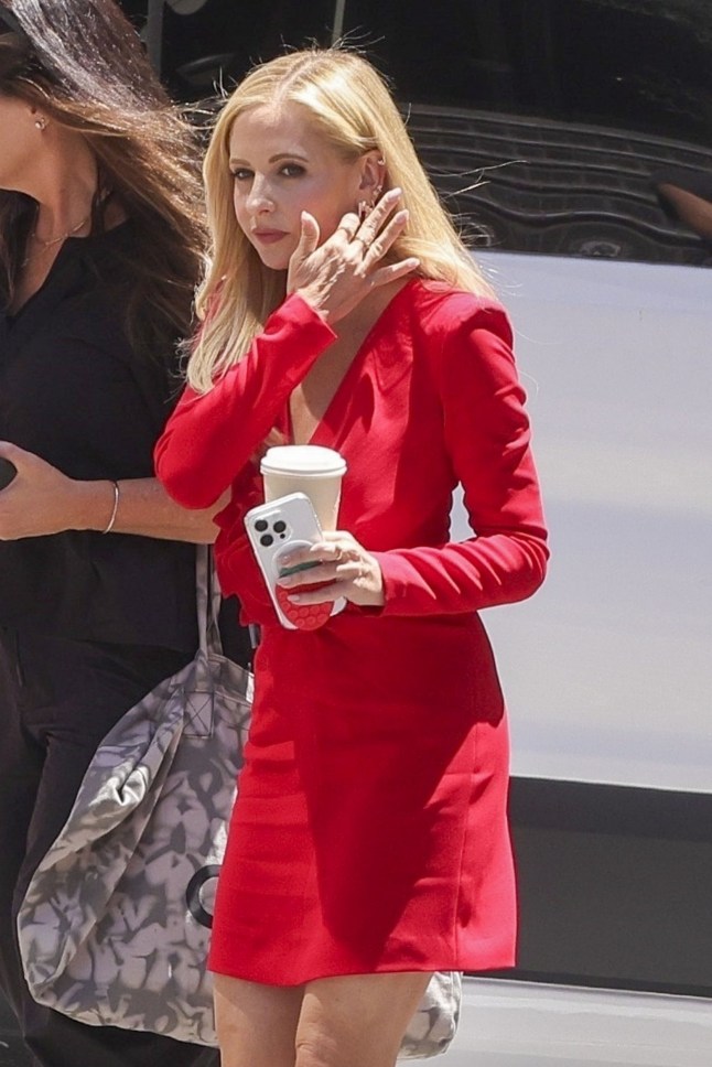 BGUK_3317174 - *PREMIUM-EXCLUSIVE* Los Angeles, CA ** WEB EMBARGO STRICTLY NO ONLINE USE BEFORE 18:30PM UK TIME ON 09/08/2025 ** *MUST CALL FOR PRICING BEFORE USAGE* Sarah Michelle Gellar was spotted filming the highly anticipated 