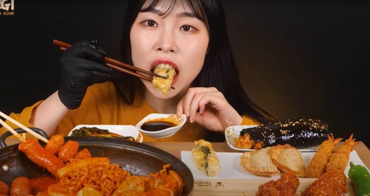 ASMR MUKBANG Spicy chicken Tteokbokki, Seasoned Chicken, Cheese Kimchi Gimbap, fried food, Eating Sulgi Image: Youtube https://www.youtube.com/watch?v=EuySE6259wQ