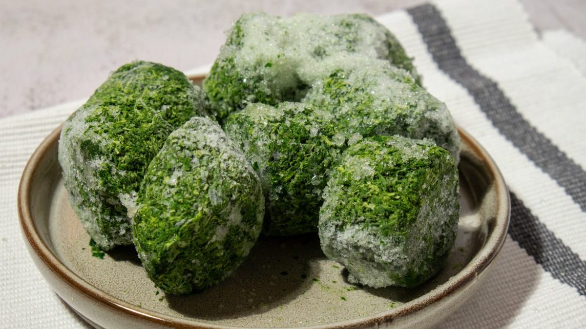 Six foods that are healthier when frozen, including spinach