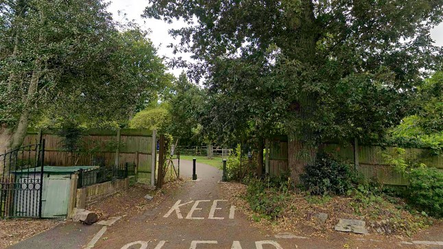 Photograph of entrance to Fishponds Park in Surbiton