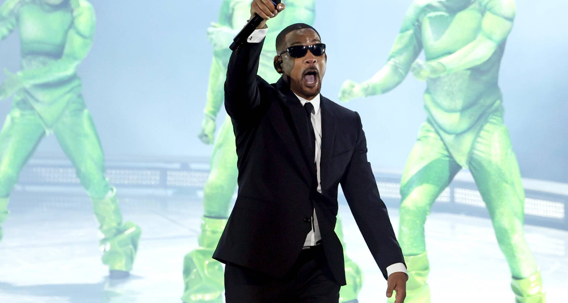 Will Smith accused of creating AI fans in new tour video