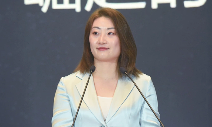 Court freezes $1.8B bank account at center of inheritance battle between Chinese beverage giant Wahaha's heiress Kelly Zong and half-siblings