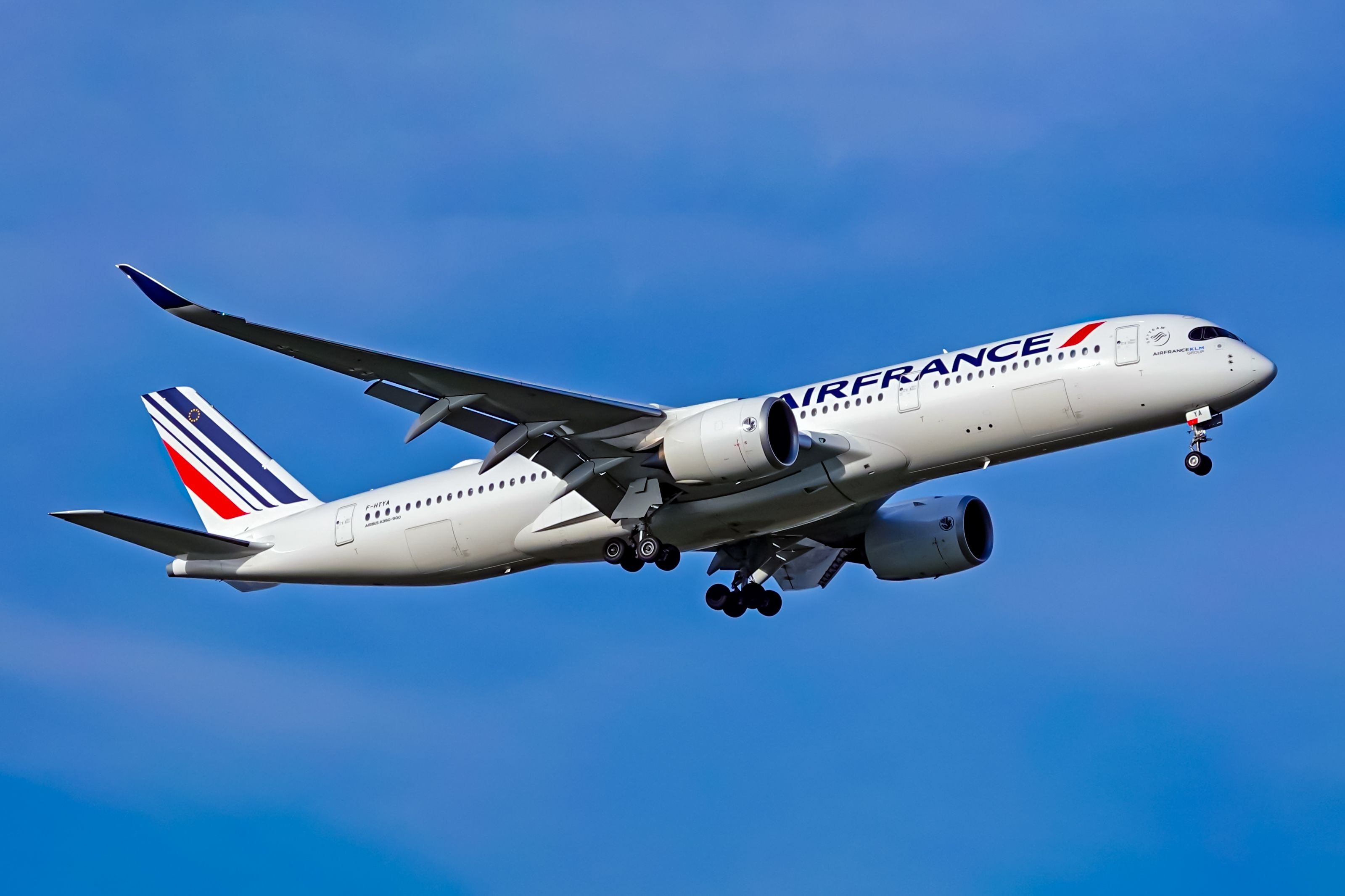 Air France Airbus A350-900 departing LAX shutterstock_2197195559-1