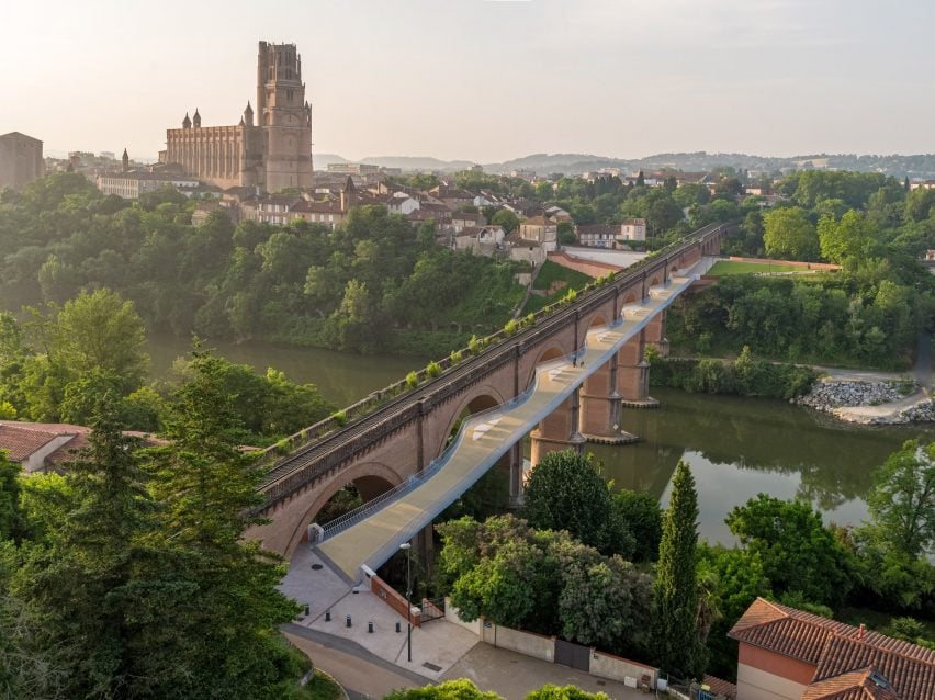 Albi footbridge built on a viaduct by New and Partners