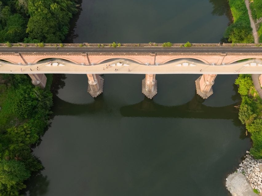 Pedestrian bridge in France by New and Partners