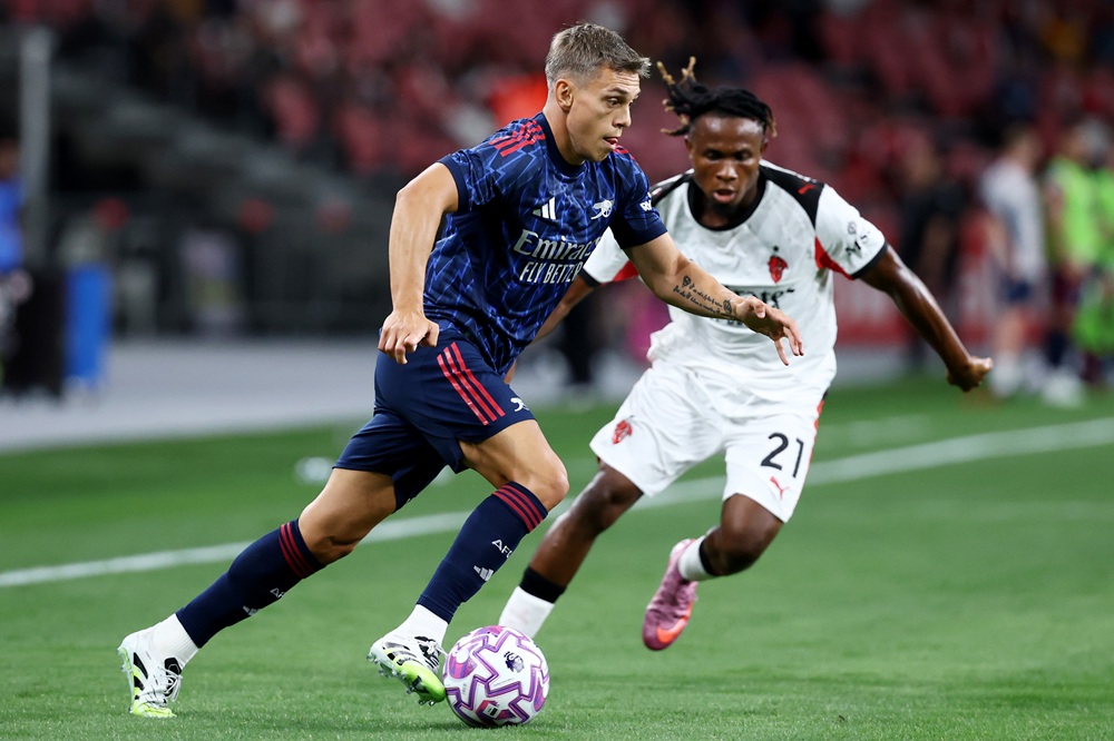 Arsenal injury updates - SINGAPORE, SINGAPORE: Leandro Trossard of Arsenal controls the ball against Samuel Chukwueze of AC Milan during the Pre-Season Friendly match between Arsenal FC and AC Milan at the National Stadium on July 23, 2025. (Photo by Yong Teck Lim/Getty Images)