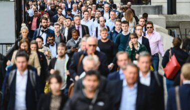 UK job market continues to weaken as vacancies fall