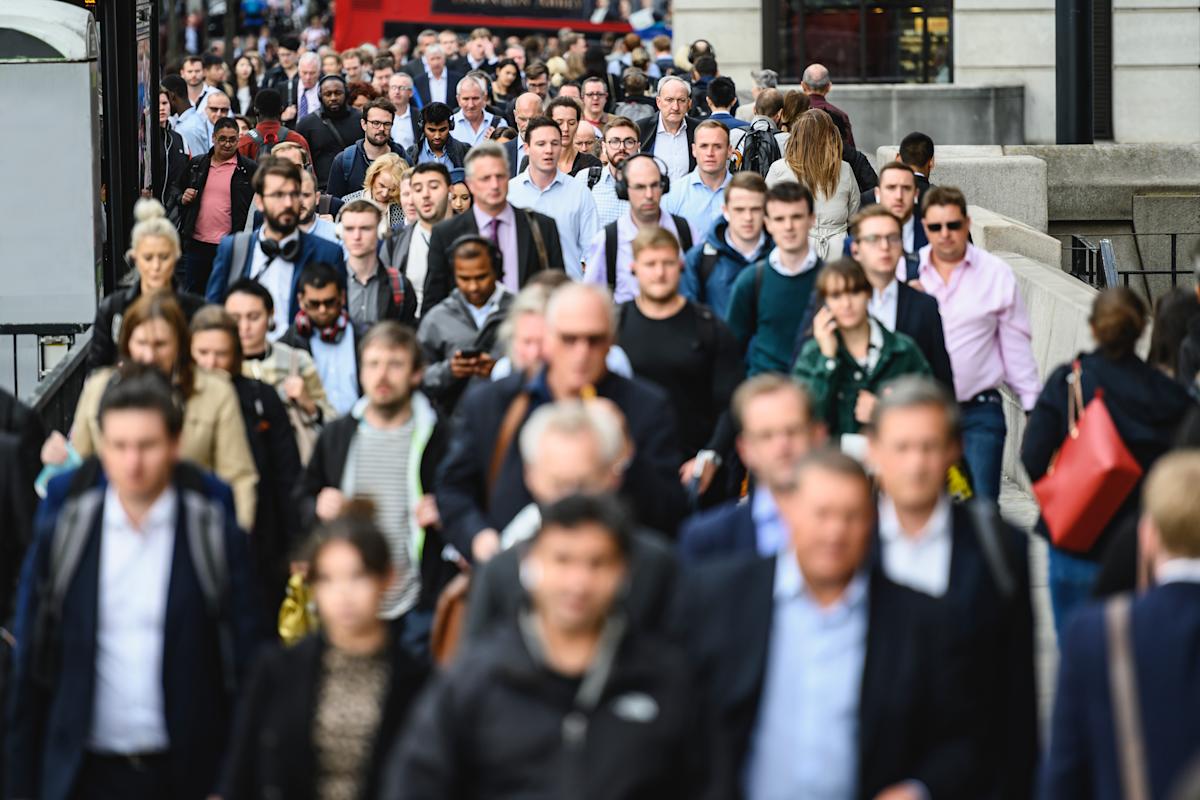 UK job market continues to weaken as vacancies fall