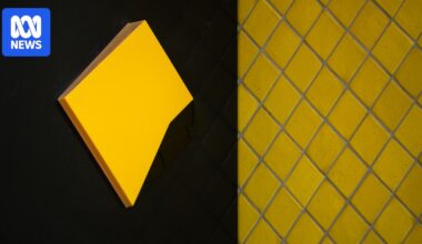 Commonwealth Bank defends giving problem gambler $13k in personal loans 