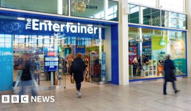 Entertainer founder hands over toy shop chain to staff