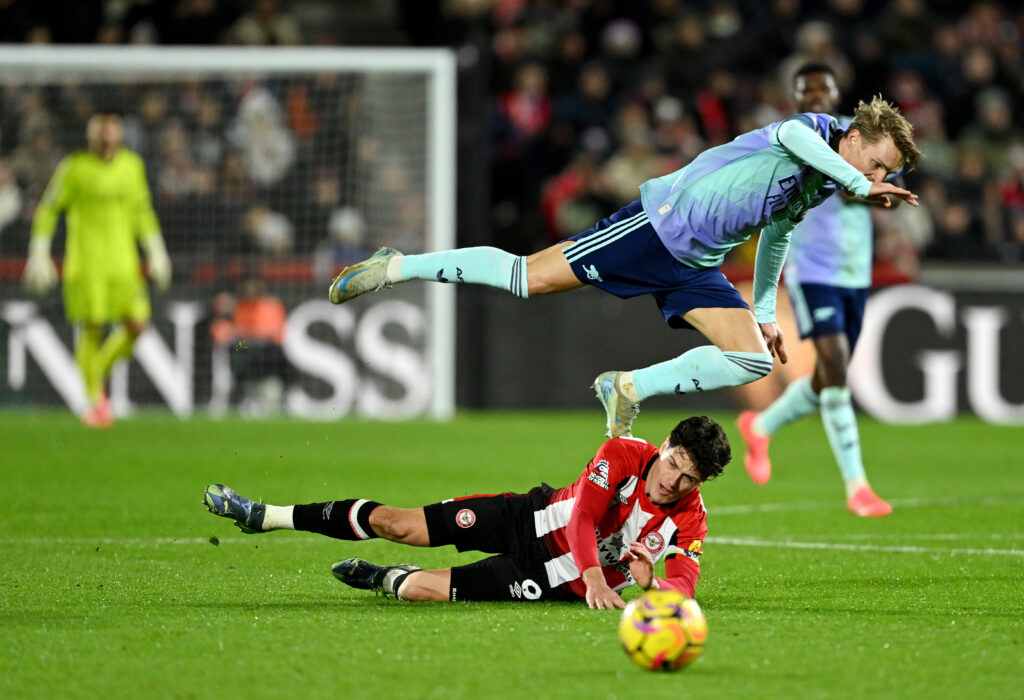 BRENTFORD, ENGLAND - JANUARY 01: Martin Odegaard of Arsenal is challenged by Christian Norgaard of Brentford during the Premier League match between Brentford FC and Arsenal FC at the Brentford Community Stadium on January 01, 2025 in Brentford, England. (Photo by Mike Hewitt/Getty Images)