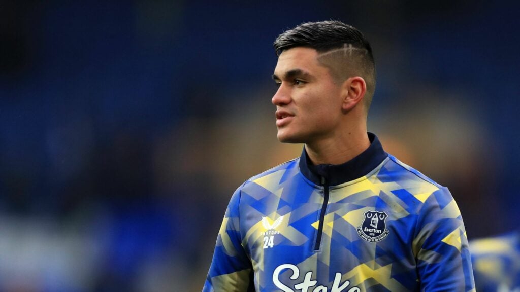 carlos alcaraz everton looking to the left in a blue and yellow training top