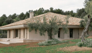 MDBA architects folds low-lying rural house into spanish vineyards