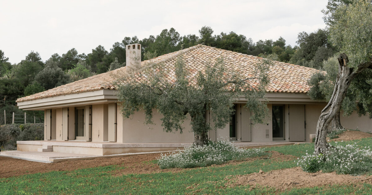 MDBA architects folds low-lying rural house into spanish vineyards
