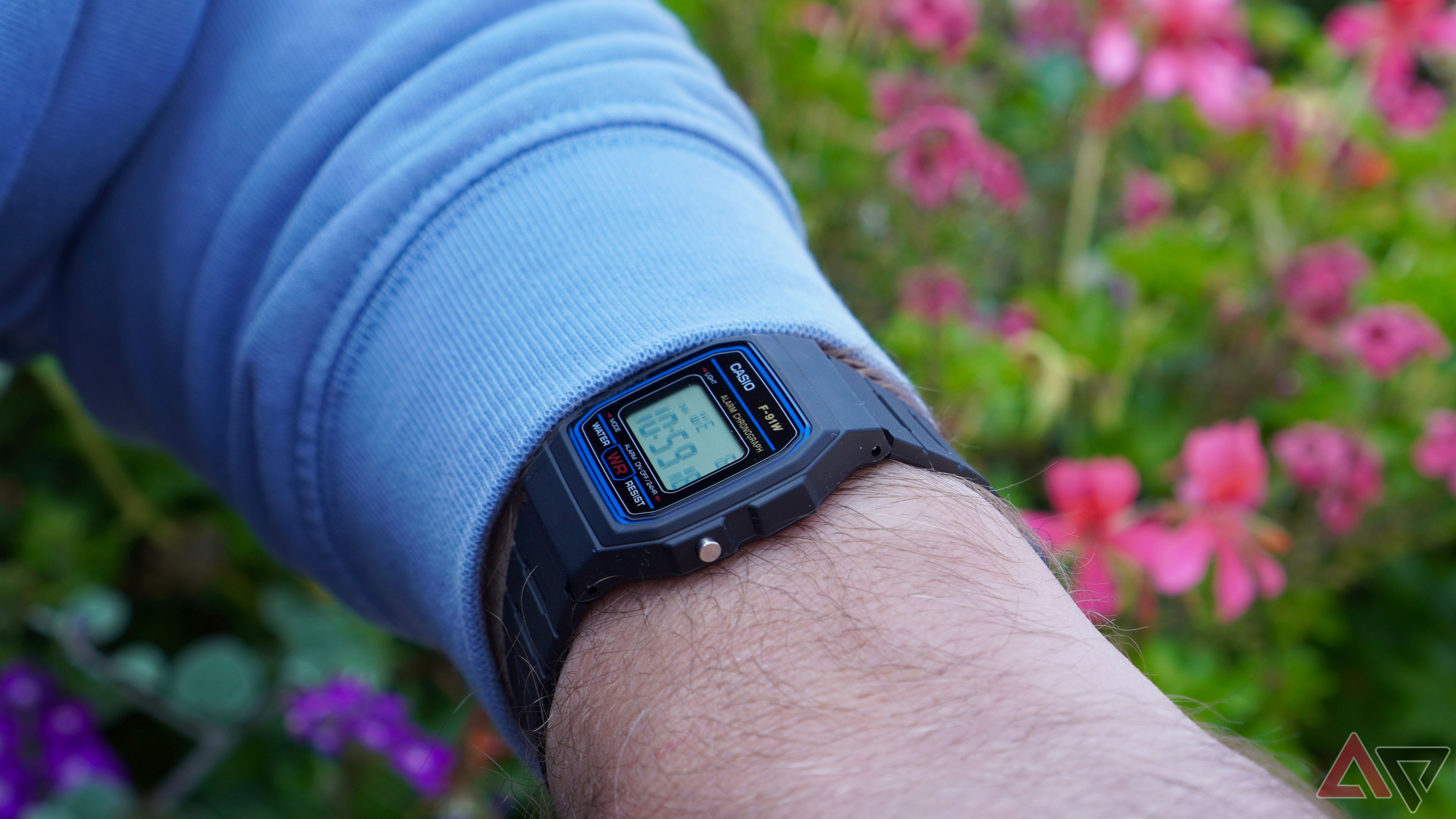 A person wearing the Casio F91W, showing the side profile