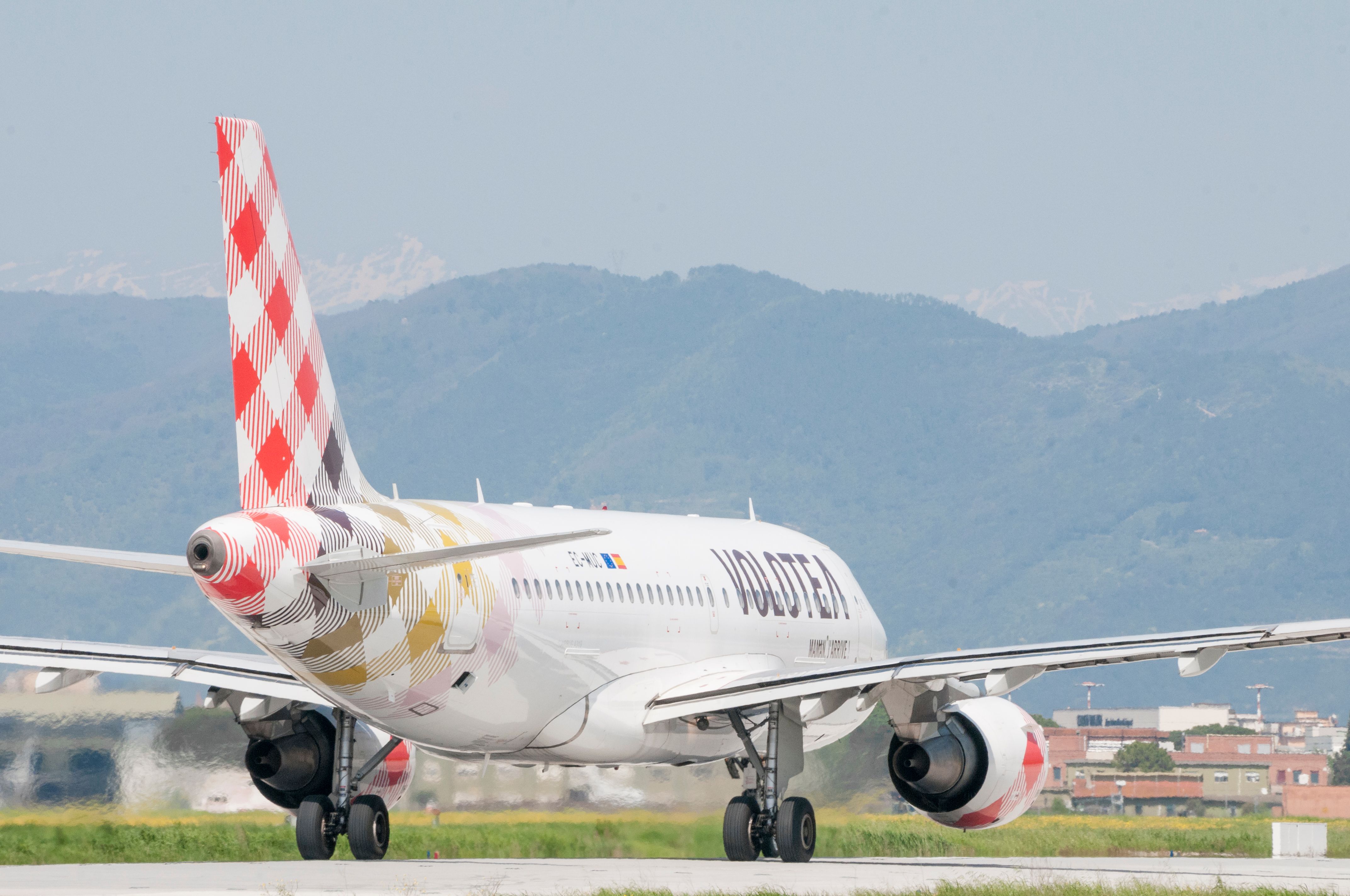  A Volotea Airbus A319 taxiing at an airport.