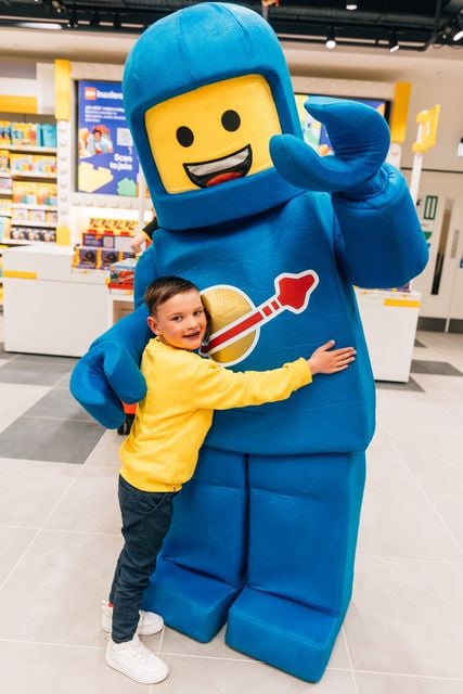 The Belfast LEGO store officially opened today in Victoria Square, with official Ribbon Cutter Dáithí Mac Gabhann.

