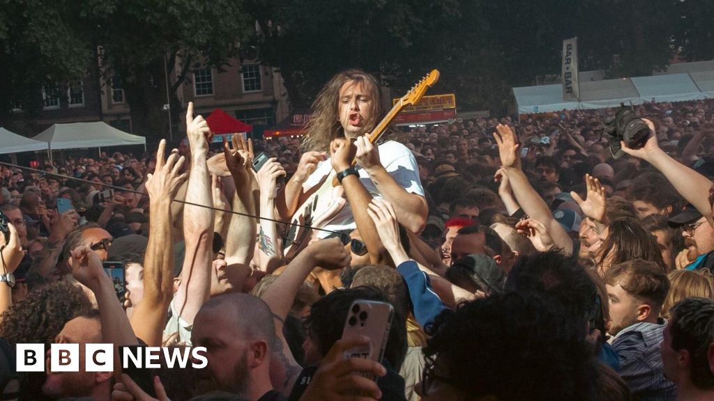 Idles in Queen Square and new City mural