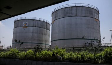 Oil Falls as Possible Russia Air Truce Eases Crude Supply Risks
