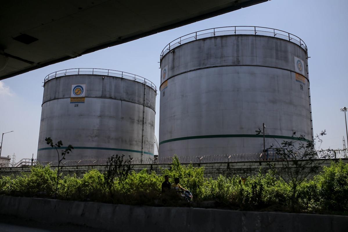 Oil Falls as Possible Russia Air Truce Eases Crude Supply Risks