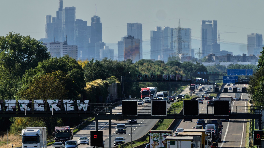 German unemployment tops 3 million for first time in a decade