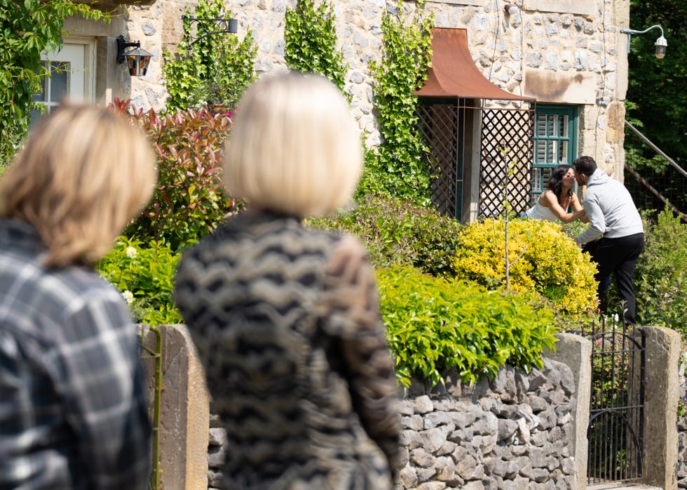 ruby miligan and moira dingle spot ross and manpreet kiss, emmerdale