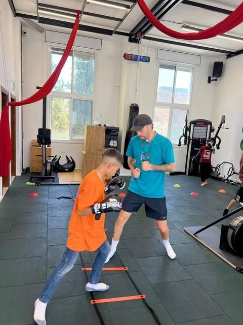 Tyrone McKenna teaching boxing footwork 
