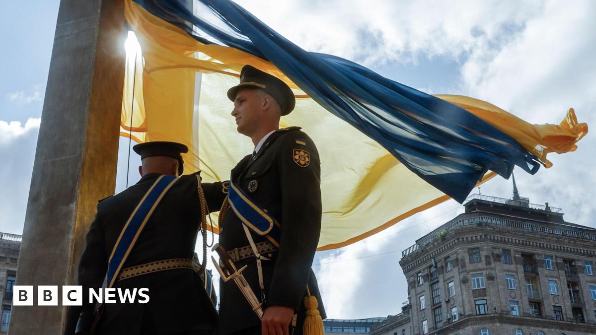 The servicemen of Ukrainian Guard of Honor raise the National Flag in downtown Kyiv, Ukraine, 23 August 2025.