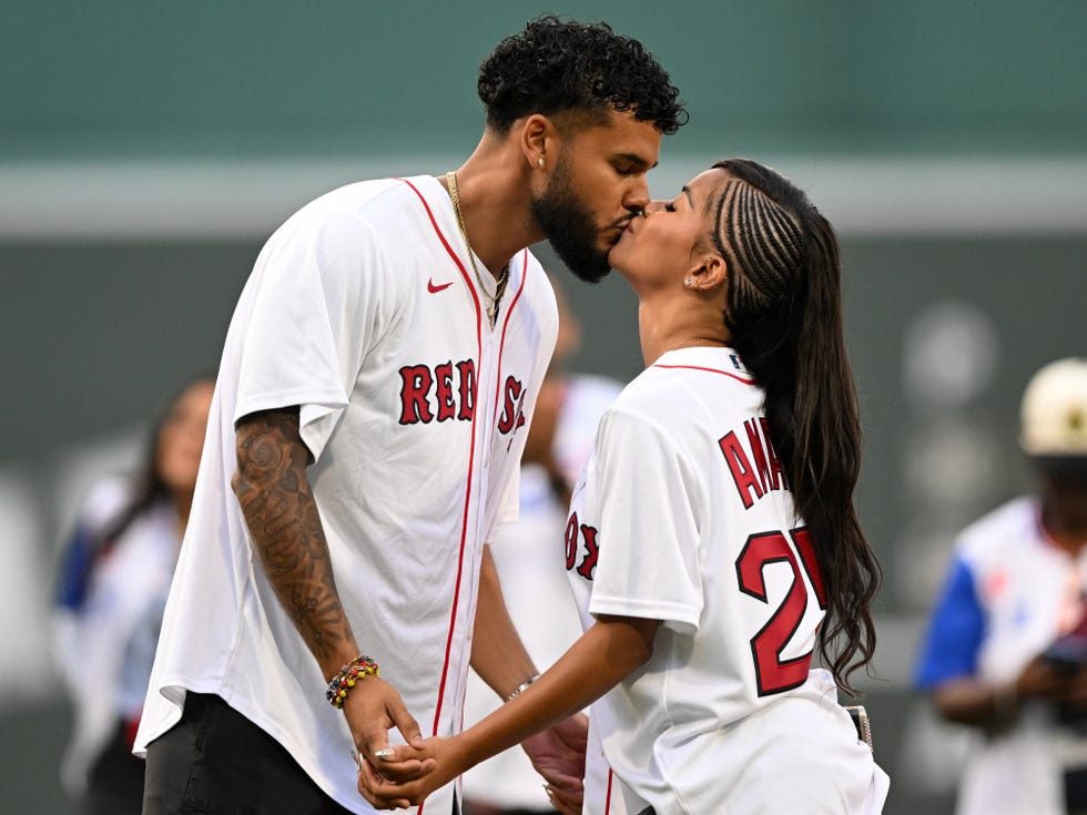 boston, massachusetts august 04: bryan arenales and amaya espinal of "love island" season 7 kiss after a ceremonial pitch before a game between the kansas city royals and the boston red sox at fenway park on august 04, 2025 in boston, massachusetts. (photo by brian fluharty/getty images)