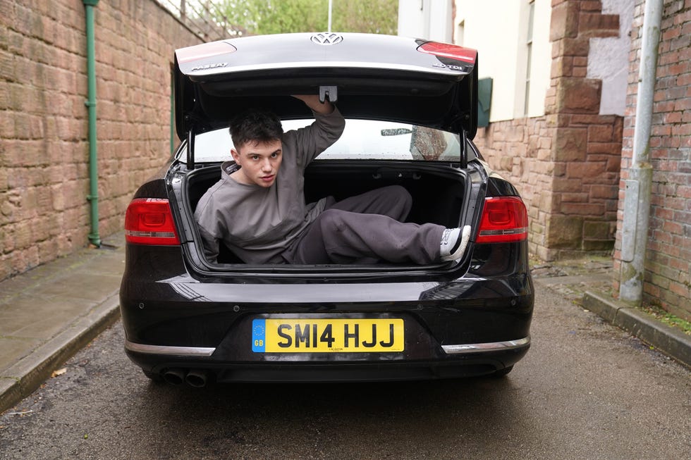 bobby costello in hollyoaks