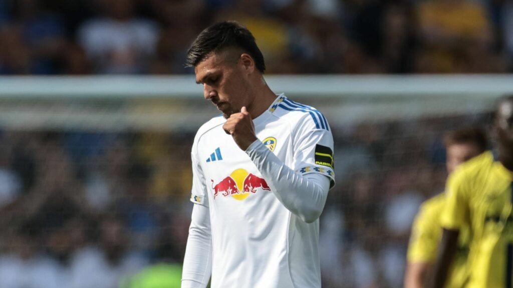 Leeds striker Joel Piroe gives a thumbs up