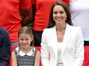 BIRMINGHAM, ENGLAND - AUGUST 02: Prince William, Duke of Cambridge, Catherine, Duchess of Cambridge and Princess Charlotte of Cambridge pose for a photograph as they visit Sportsid House at the 2022 Commonwealth Games on August 02, 2022 in Birmingham, England. The Duchess became the Patron of SportsAid in 2013, Team England Futures programme is a partnership between SportsAid, Sport England and Commonwealth Games England which will see around 1,000 talented young athletes and aspiring support staff given the opportunity to attend the Games and take a first-hand look behind-the-scenes. 