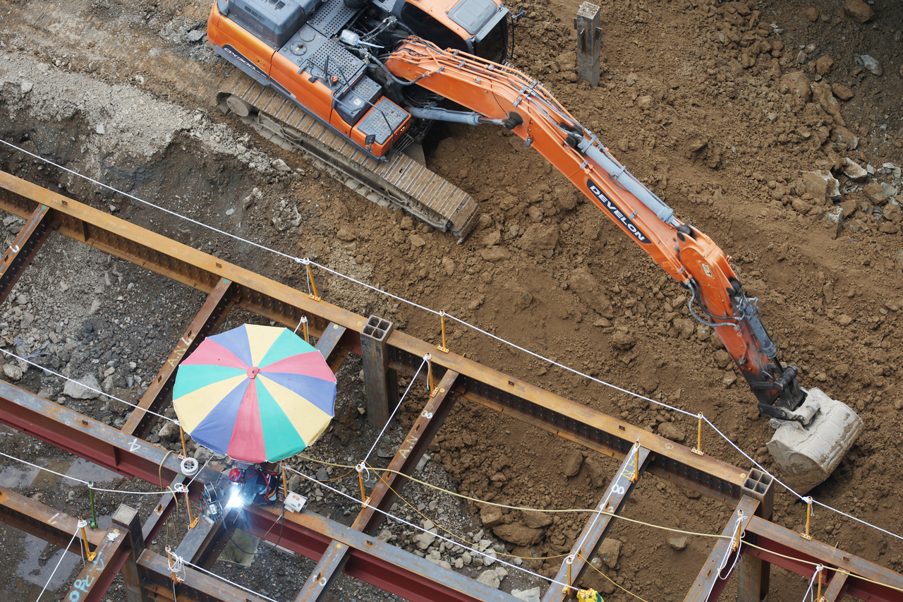 This Aug. 5 photo shows construction workers at a building site in Daegu. (Yonhap)