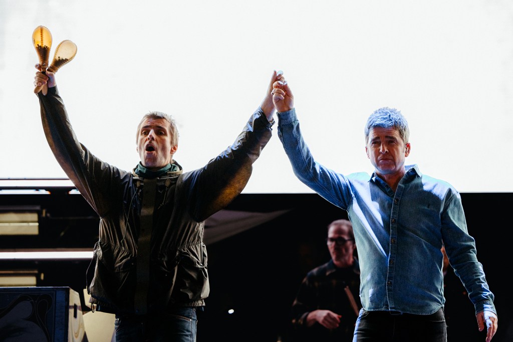 Oasis Blast Chicago Fans With Hit-Packed Show at First U.S. Reunion Stop