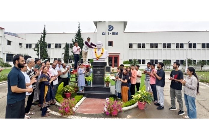 Director, staff and scholars of CSIR-IIIM Jammu during garlanding the statue of Col Sir RN Chopra on his 143rd birth anniversary.