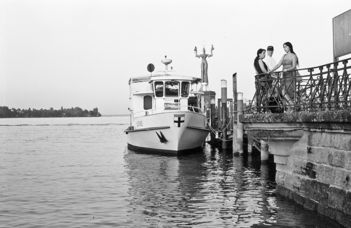 Boat next to pier with three people (Pic: Stephen Dowling)