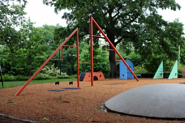 Playgrounds as Political Spaces: Negotiating Risk, Space, and Childhood - Image 17 of 26