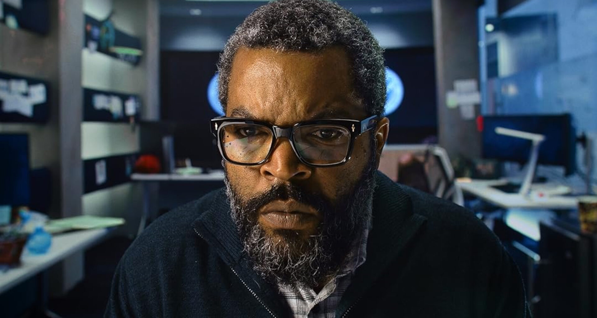 Ice Cube stares intensely at a computer monitor in War of the Worlds