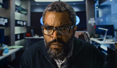Ice Cube stares intensely at a computer monitor in War of the Worlds