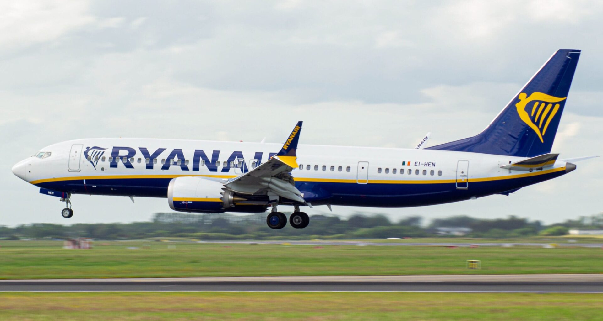 Ryanair cancels France routes due to tax
