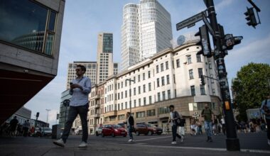 Eurozone sentiment dips but remains in line with third quarter strength | snaps