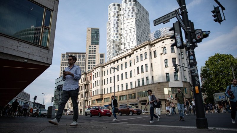 Eurozone sentiment dips but remains in line with third quarter strength | snaps