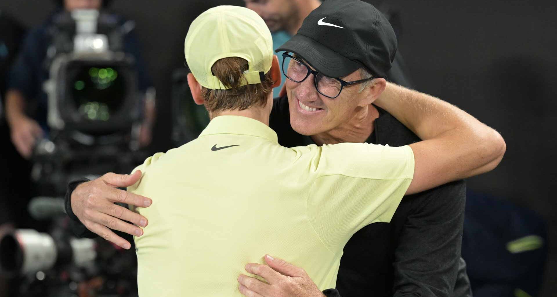 Darren Cahill (right) has worked with Jannik Sinner since July 2022. (File photo)