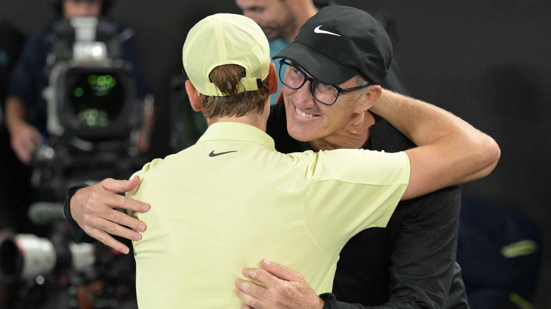 Darren Cahill (right) has worked with Jannik Sinner since July 2022. (File photo)