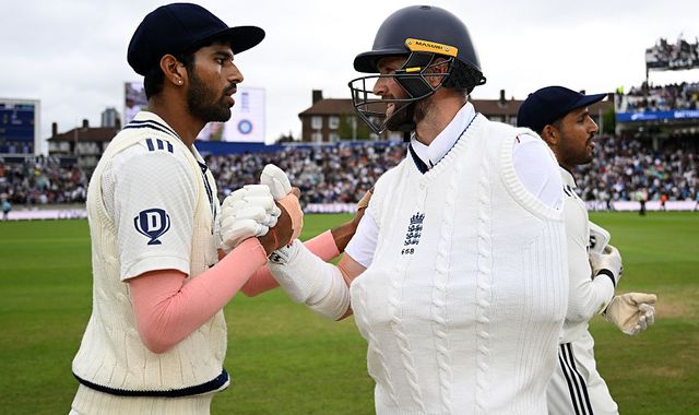 Chris Woakes hailed after one-armed stand of defiance nearly inspires England to victory over India - MKFM 106.3FM
