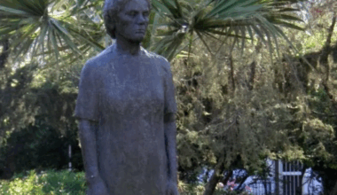 Statue by renowned sculptor Yannis Pappas stolen at Nikaia square